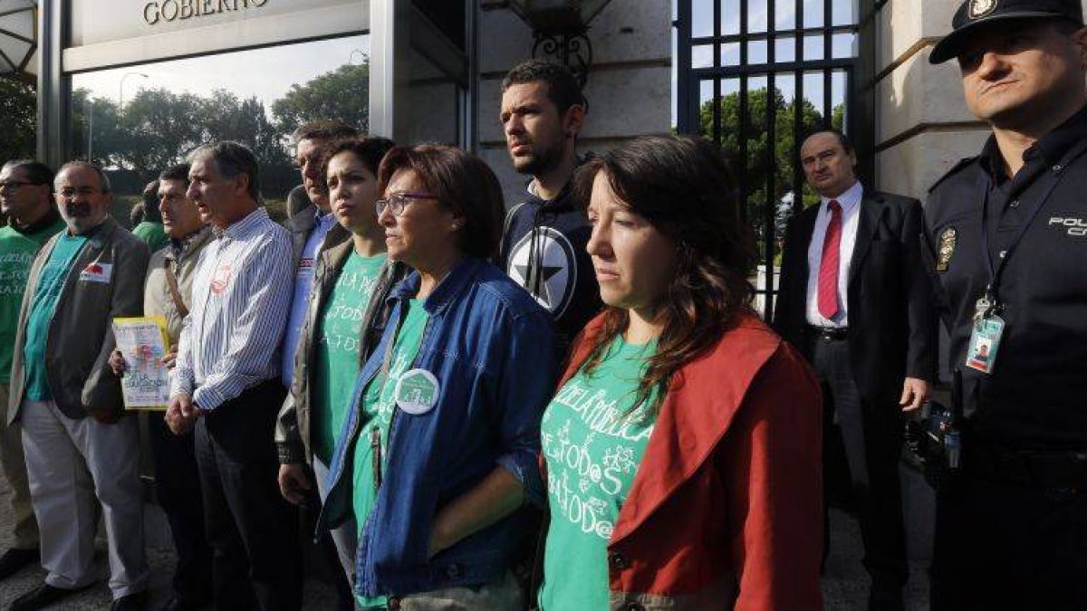 La Plataforma Estatal por la Escuela pública ha entregado esta mañana las firmas de la consulta ciudadana sobre educación.