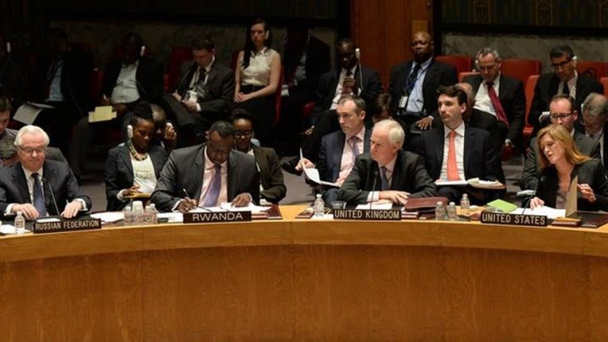 El embajador de Rusia, Vitaly Churkin (izquierda), escucha a su homóloga estadounidense, Samantha Poer (derecha), durante la reunión del Consejo de Seguridad de la ONU, esta madrugada.