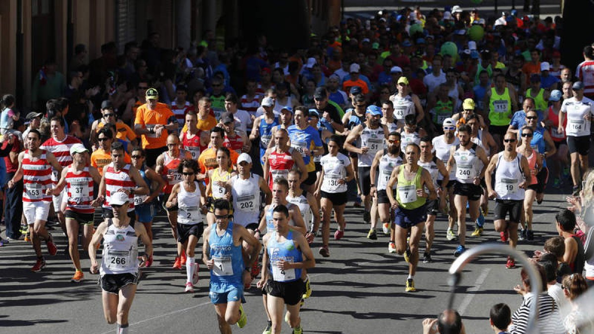 Jorge, Alberto y Vicario comandan el grupo principal por las calles de Benavides en los primeros metros de la Media Maratón.