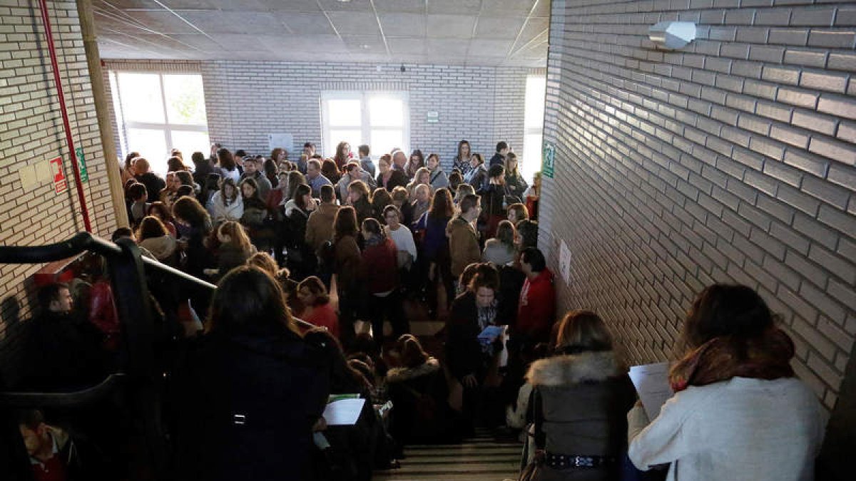 Opositores de una de las últimas pruebas al Sacyl celebradas en León. SECUNDINO PÉREZ