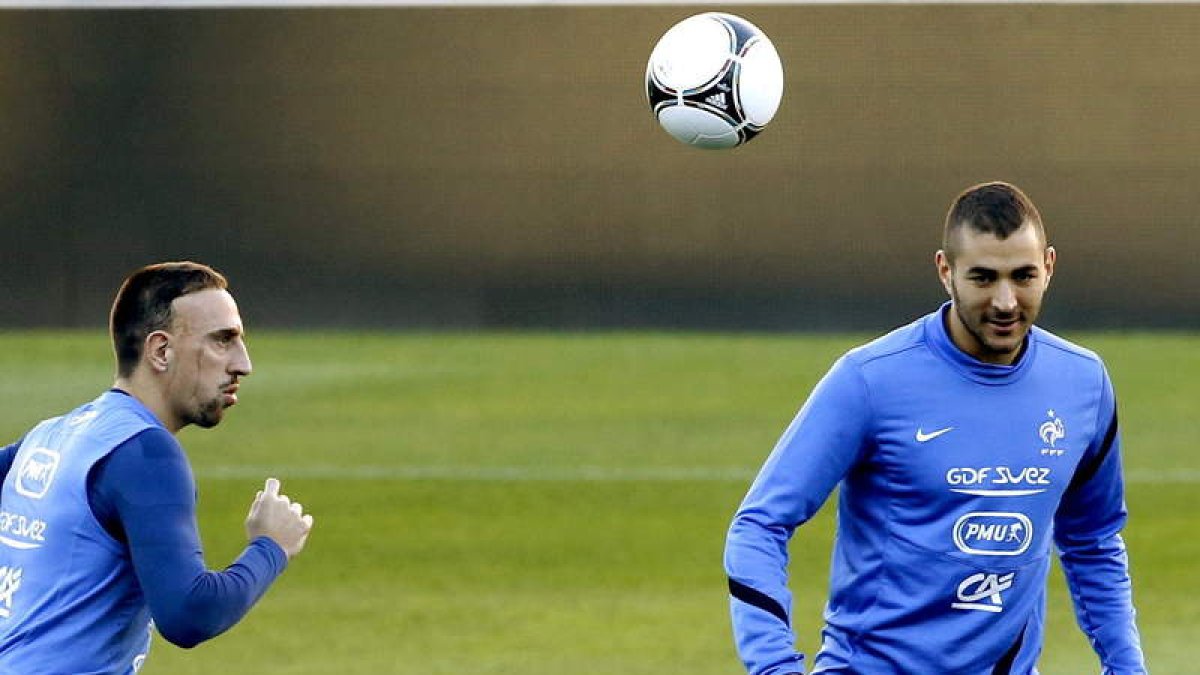 Ribery y Benzema, en el entrenamiento de ayer, son los jugadores más peligrosos de Francia.