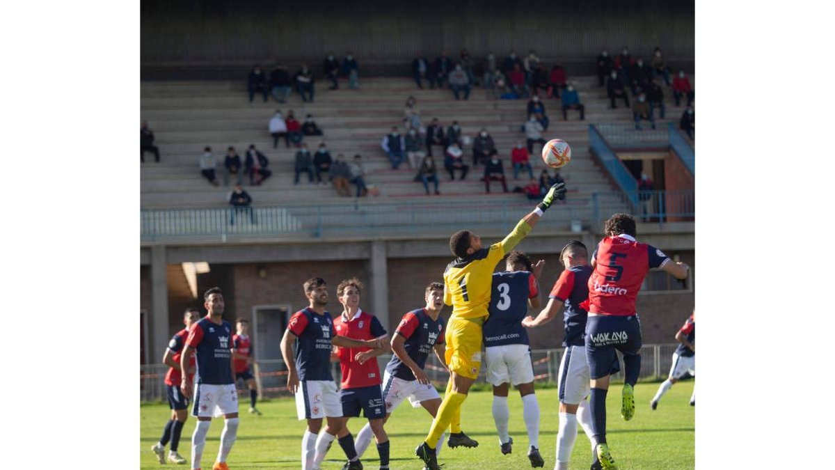 Los jugadores abulenses asediaron la portería de Ivanildo. DAVID CASTRO/EL DIARIO DE ÁVILA