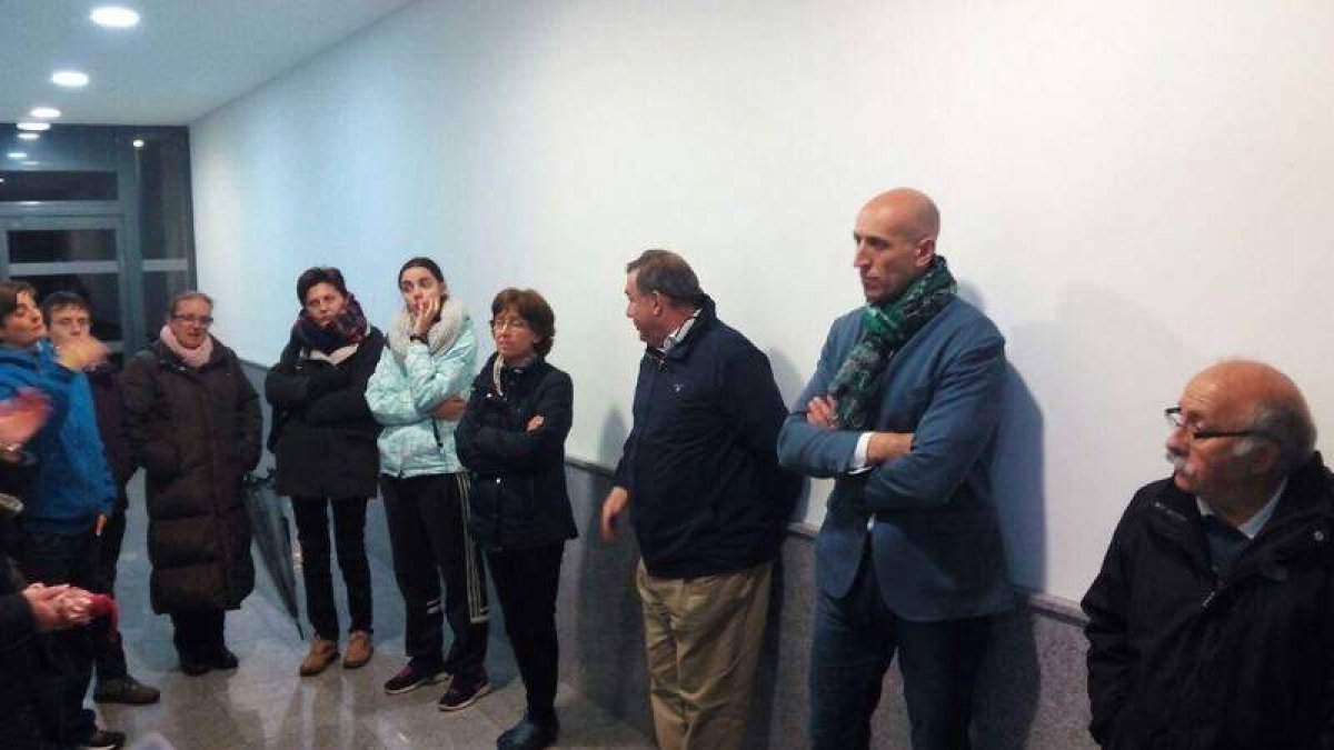 Diez, en la reunión con los vecinos de Los Juncales. DL