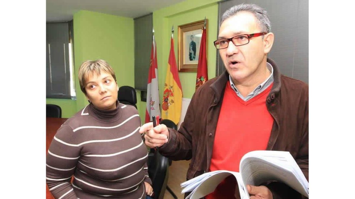 El alcalde de Cacabelos, Adolfo Canedo, ayer junto a una de sus concejalas. l. de la mata