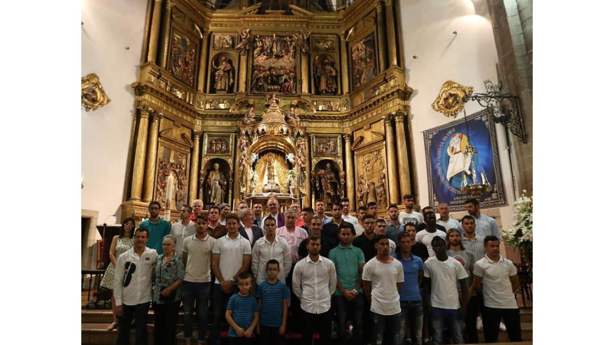 Los integrantes del club berciano visitaron a la patrona y a las monjas. ANA BARREDO