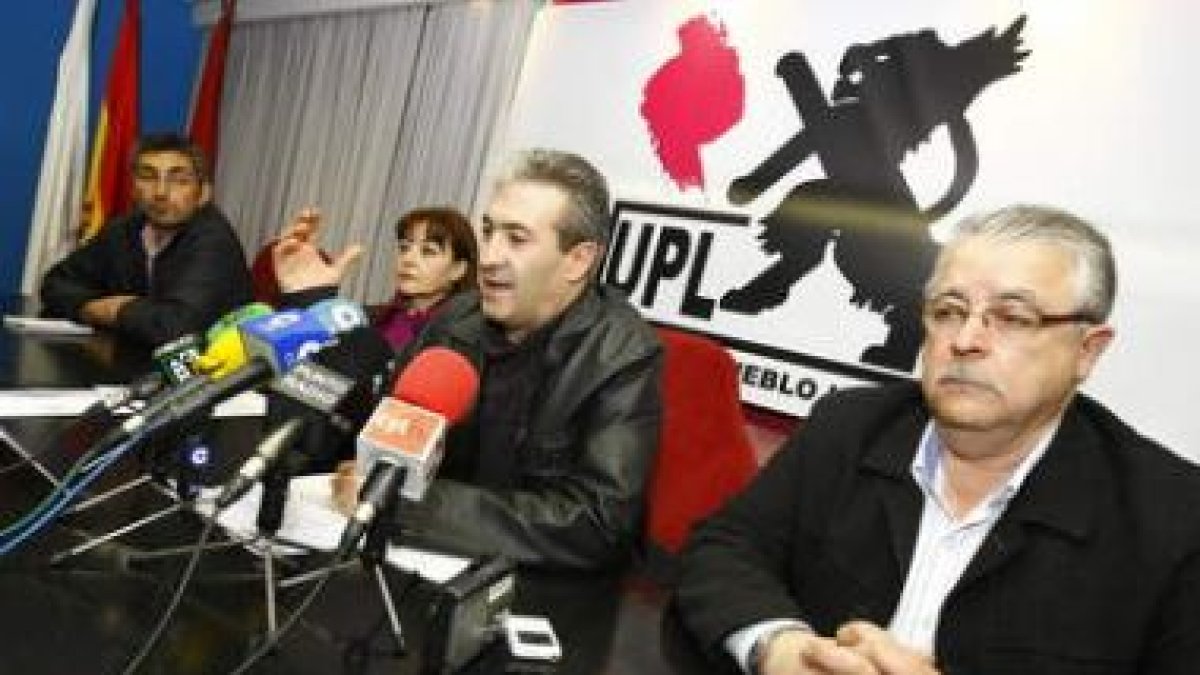 Tejerina, primero por la derecha, con afines y miembros de su candidatura.