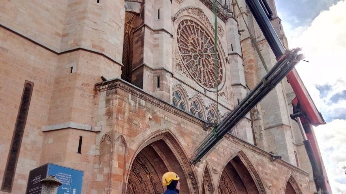 Un camión descarga los andamios que a partir de esta semana forrarán parte de la fachada principal de la Catedral. RAMIRO