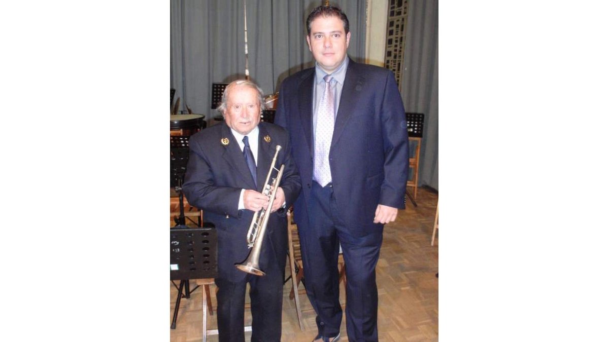 Manolo Morla, con su trompeta junto al director de la banda.