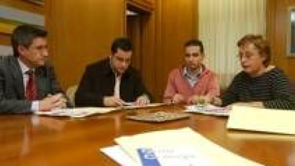Francisco Fernández e Ibán García junto con los representantes de Cogale