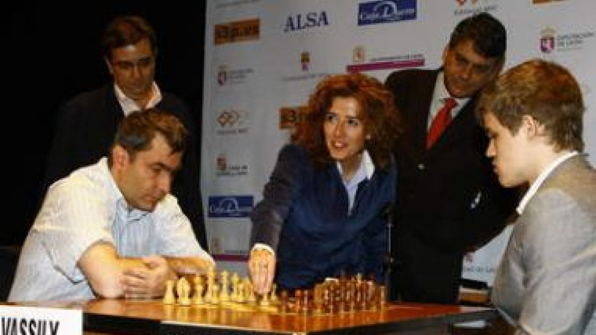 La concentración de Ivanchuk frente a la relajación de Carlsen ayer, en el Magistral de León.