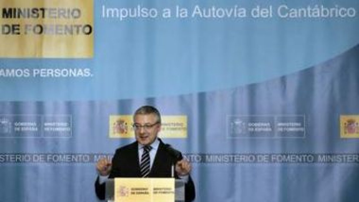 El ministro de Fomento, José Blanco, durante la visita que realizó a Asturias para supervisar las ob