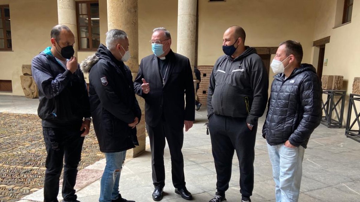 El obispo de León, Luis Ángel de las Heras, con los presos. RAMIRO