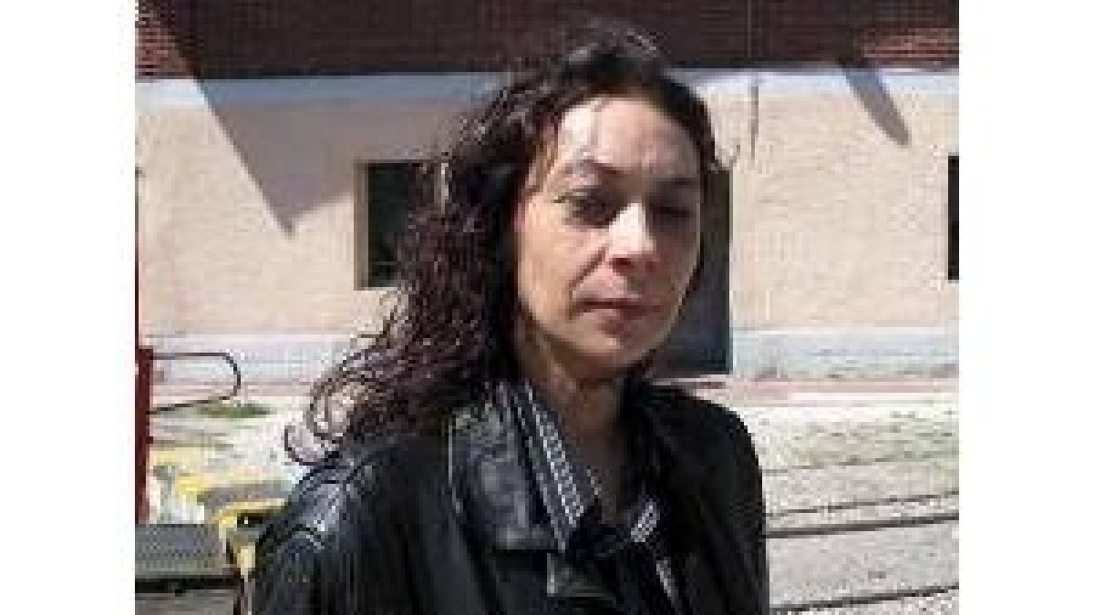 Medina ante las instalaciones de Feve de Cistierna