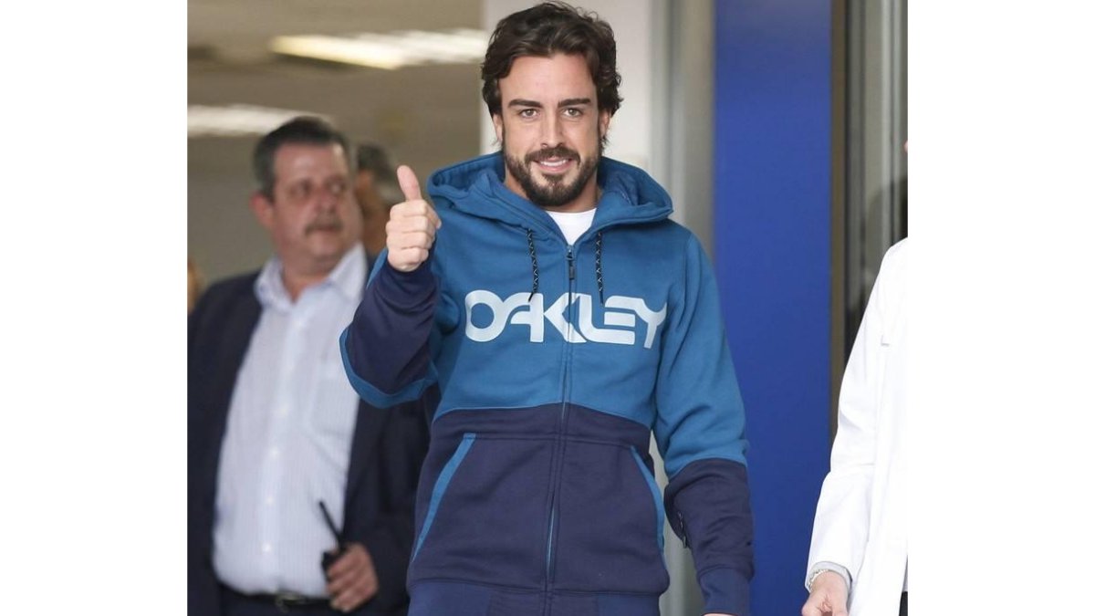Fernando Alonso a su salida del hospital