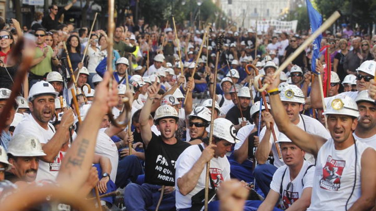 Los mineros de la II Marcha negra en Madrid. Fue un recibimiento apoteósico. JESÚS F. SALVADORES