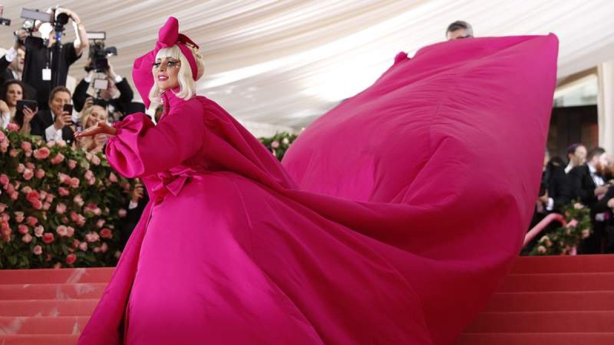Lady Gaga, del rosa al negro por capas. Ezra Miller con máscara de complemento, Lupita Nyong’o con abanico, Corey Gamble, Kris Jenner, Kim Kardashian West, Kanye West, Kendall Jenner, Kylie Jenner y Travis Scott y a la derecha Penélope Cruz. JUSTIN