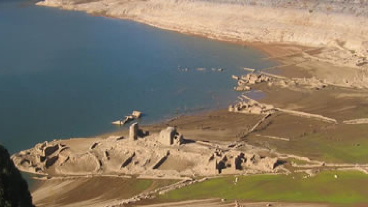 Las colas del embalse del Luna comienzan a descubrir el fondo.