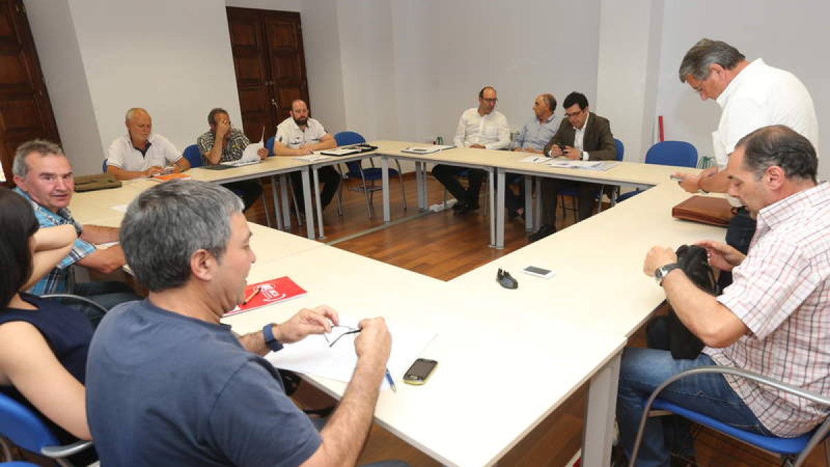 La Cámara de Comercio acogió ayer la séptima ronda negociadora del convenio de la pizarra. LDM