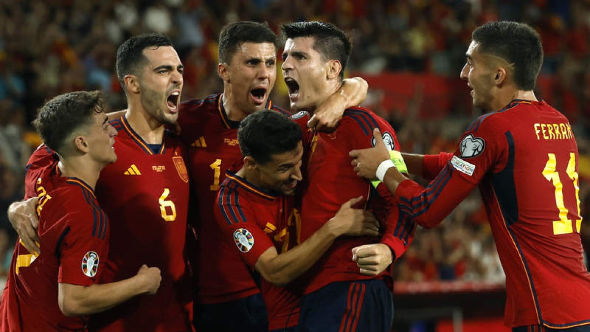 Álvaro Morata es felicitado por sus compañeros tras anotar el 1-0 que abría el camino a la victoria de España frente a Escocia. JULIO MUÑOZ