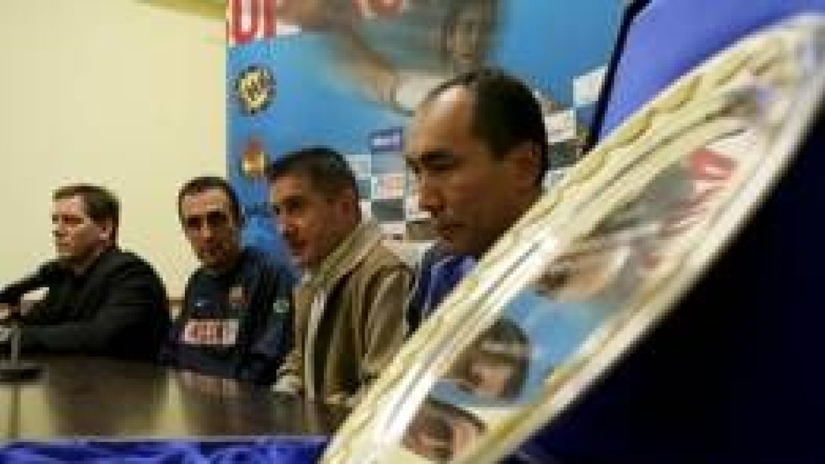 Duishebaev y Cadenas, primeros por la derecha, en la presentación de la Supercopa de Europa en León