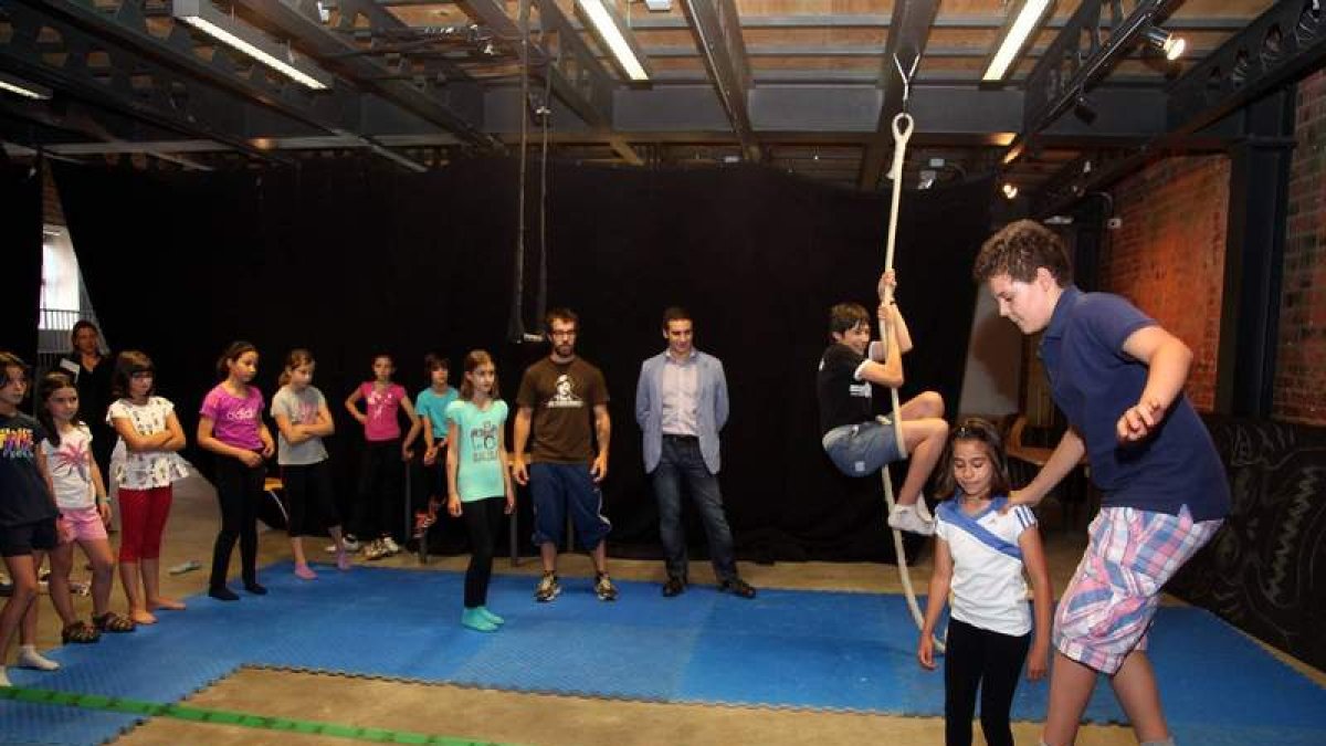 Para aprender a hacer acrobacias, los niños cuentan con supervisión de monitores