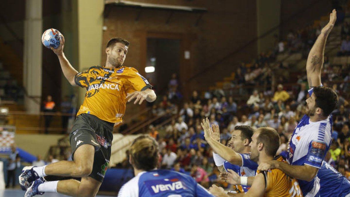 Partido de balonmano entre el Ademar León y el Wisla Plock. F. Otero Perandones.