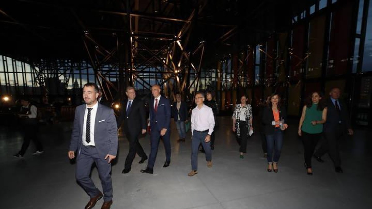 Entrada de los participantes en el debate