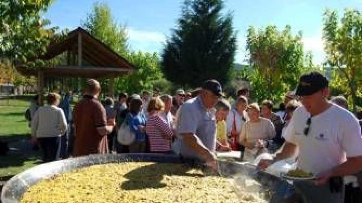 La paellada se ofreció en el área recretativa de Otero
