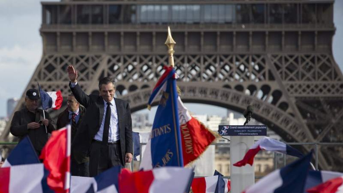 Fillon durante el acto celebrado en la plaza del Trocadero arropado por sus seguidores. IAN LANGSDON