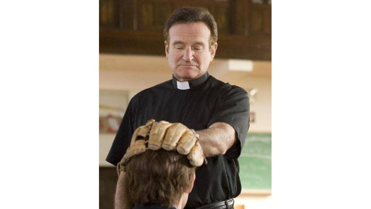 Robin Williams no puede evitar su tendencia al histrionismo