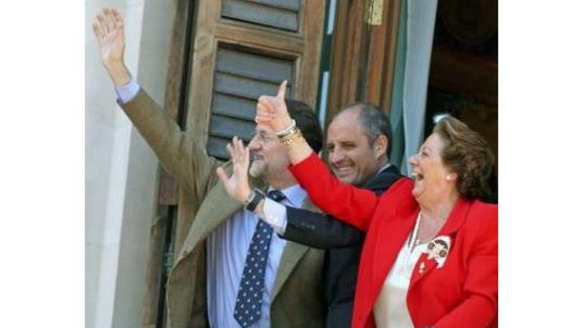 Rajoy, Camps y Barberá, en el balcón del Ayuntamiento.