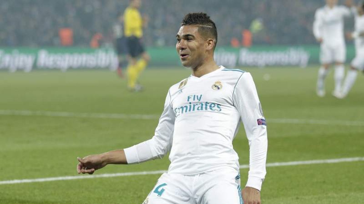 Casemiro celebra su gol ante el PSG en el Parque de los Príncipes. YOAN VALAT