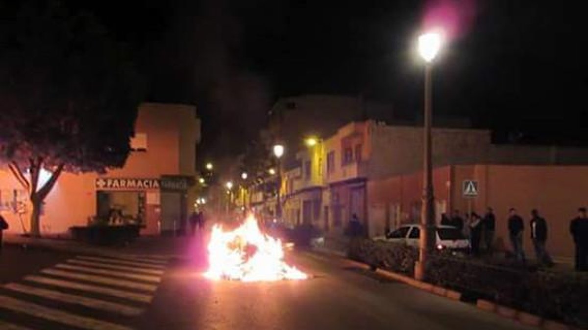 Contenedores ardiendo durante la noche de Navidad en Roquetas de Mar.