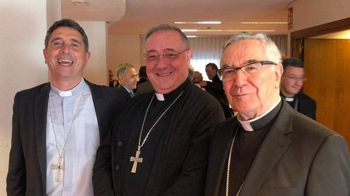 De las Heras, con su antecesor y sucesor en Mondoñedo en la asamblea. DL