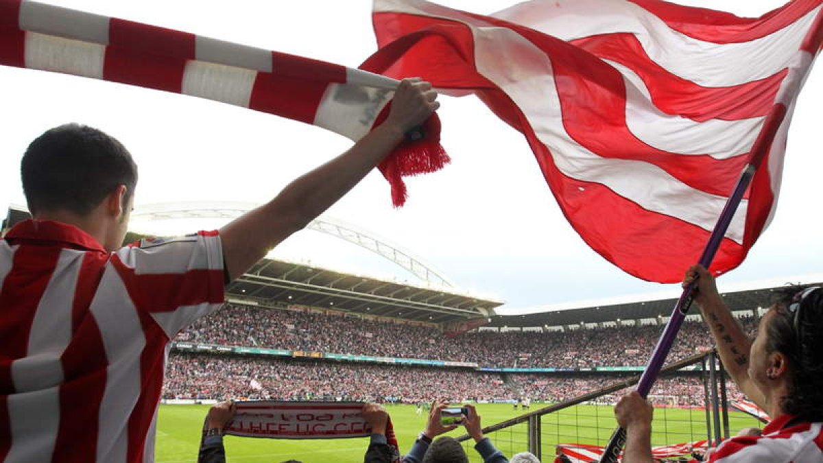 La afición del Athletic se despidió ayer de San Mamés.