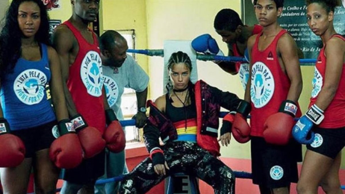 Adriana Lima, con los jóvenes de las favelas de Río en una foto de la campaña de la Fundación Laureus.