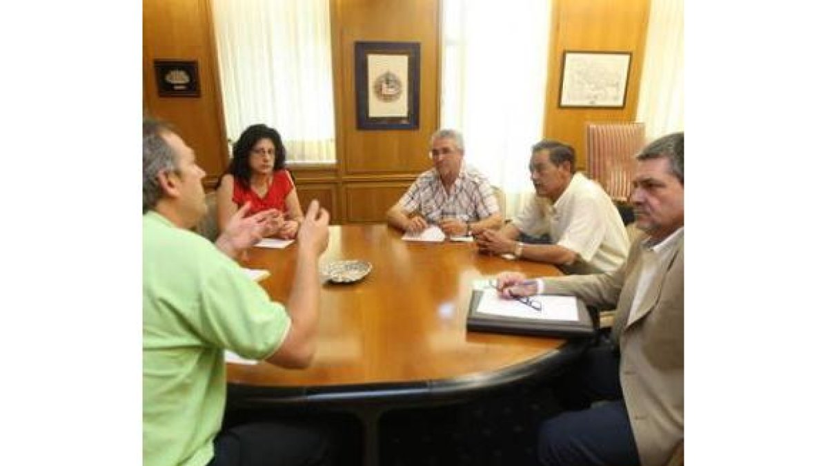 Los vendedores, en la reunión con el Ayuntamiento.