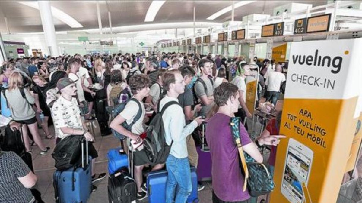 Colas en la terminal de Vueling de El Prat el pasado 1 de julio.