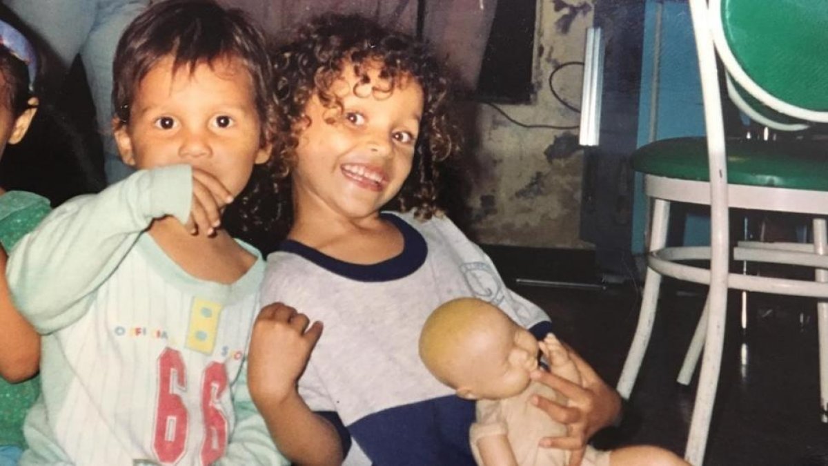 Juan y Jennifer, a mediados de la década de los 90, antes de que Nidia fuera asesinada.