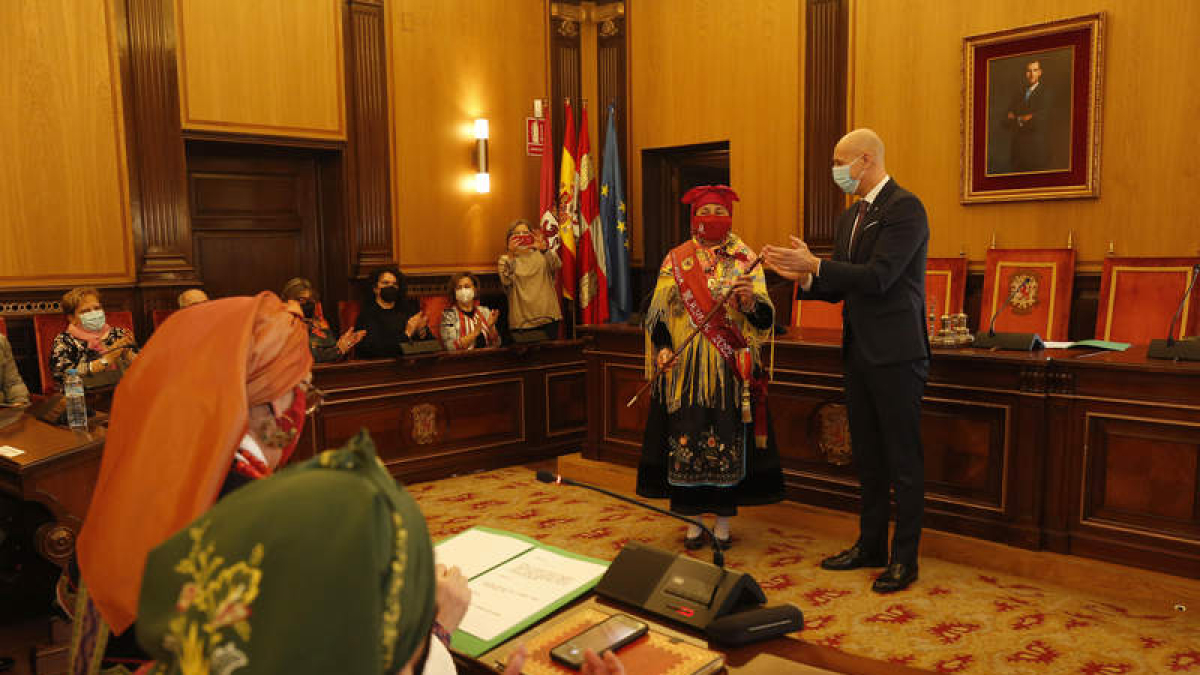 José Antonio Diez entrega el bastón de mando a la Águeda Mayor, Isabel Martínez. FERNANDO OTERO