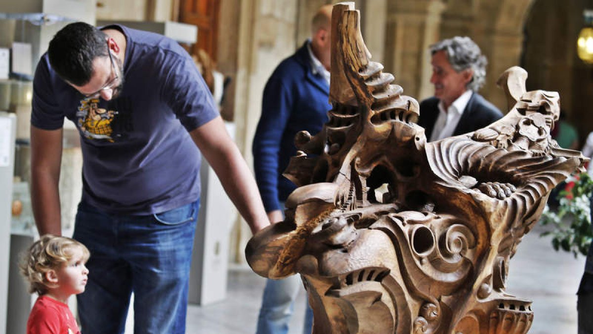 La feria de artesanía está en el patio de la Diputación hasta mañana. RAMIRO
