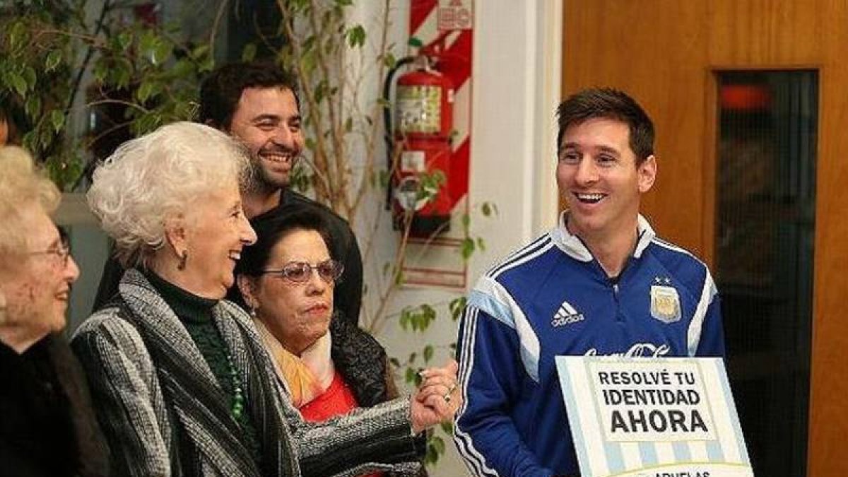 Messi, junto a Abuelas de Plaza de Mayo, posa con un cartel en el que se lee 'Resolvé tu identidad ahora'.