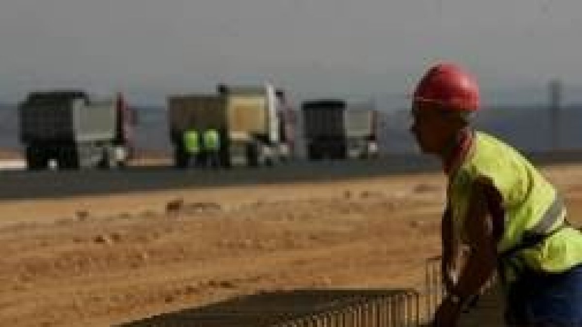 Las obras de la segunda ampliación de la pista del aeropuerto se prolongaron a lo largo de un año