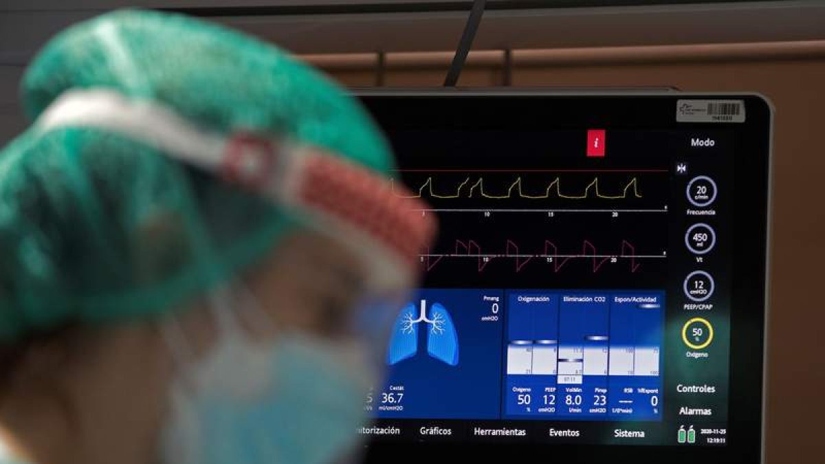 Monitores de una UCI del Hospital Clinic de Barcelona. ALBERTO ESTÉVEZ