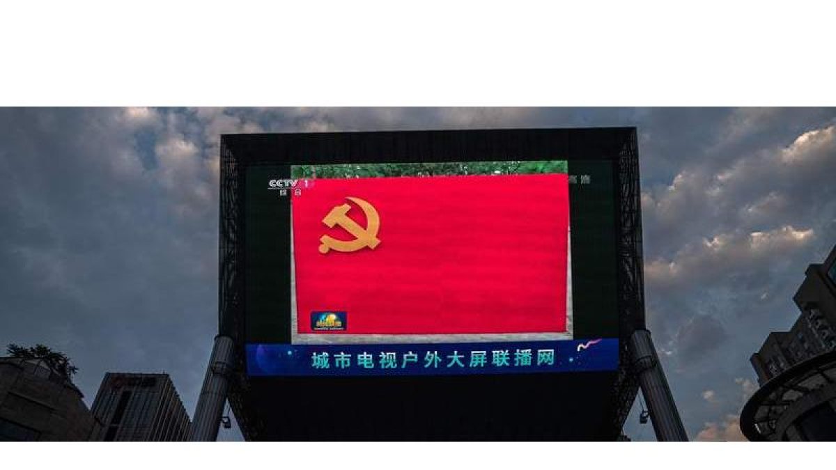 Una pantalla de grandes dimensiones muestra la bandera del Partido Comunista chino en las noticias de la tarde, ayer en Pekín. ROMAN PILIPEY