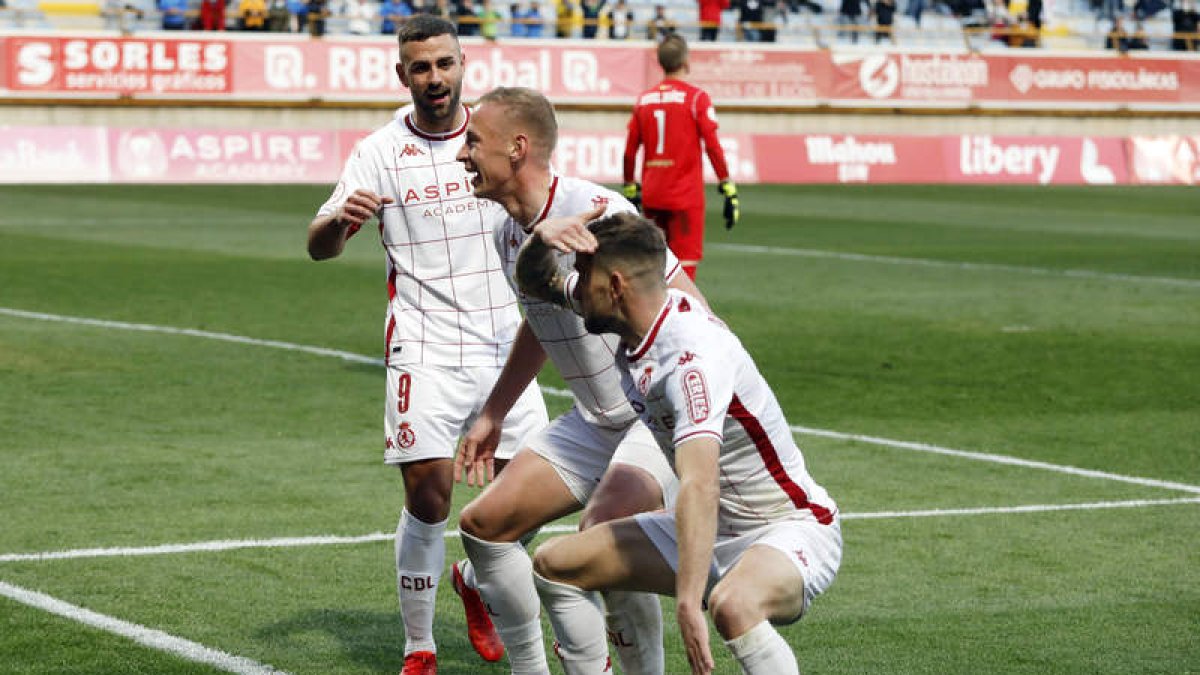 Los jugadores de la Cultural Ander Vitoria, Nikolai Obolskii y Nahuel Arroyo celebran el segungo gol de la Cultural, obra del ruso, que sentenció el partido. MARCIANO PÉREZ