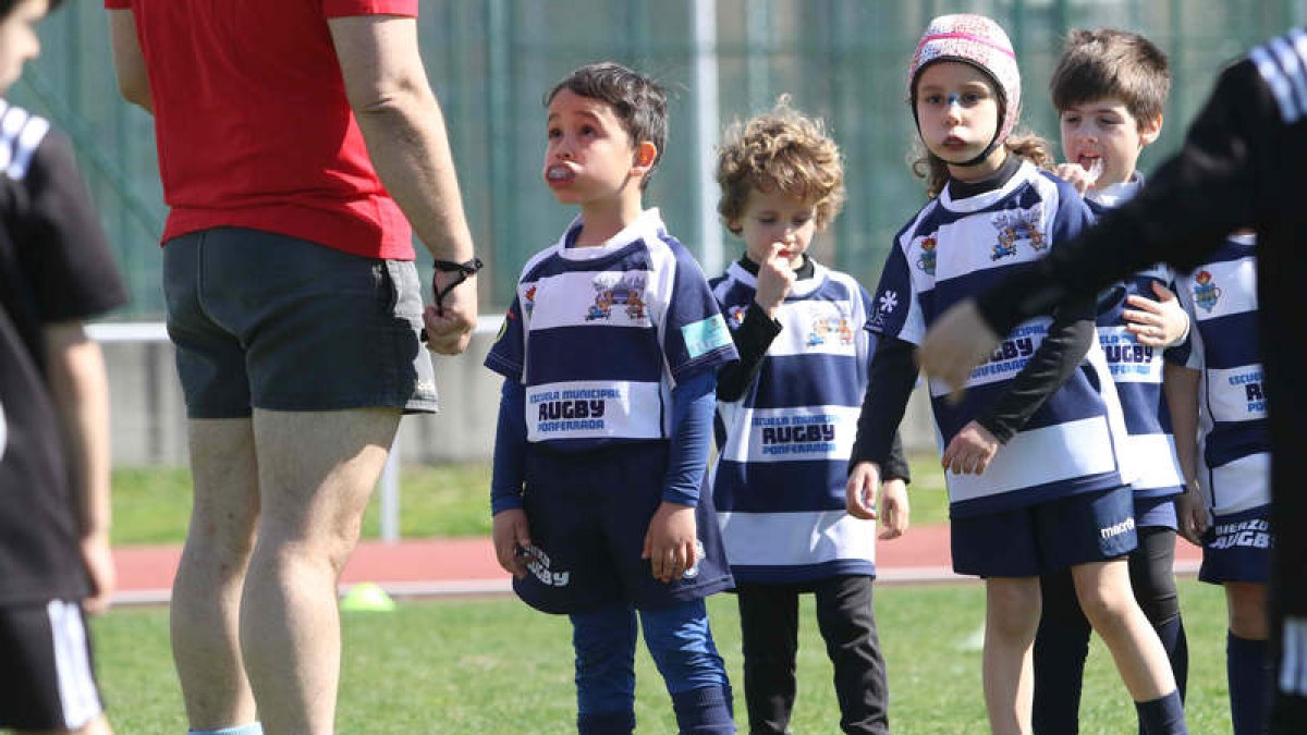 Los más pequeños ya conocen lo más básico del rugby: el respeto a los rivales y a la labor del árbitro. L. DE LA MATA