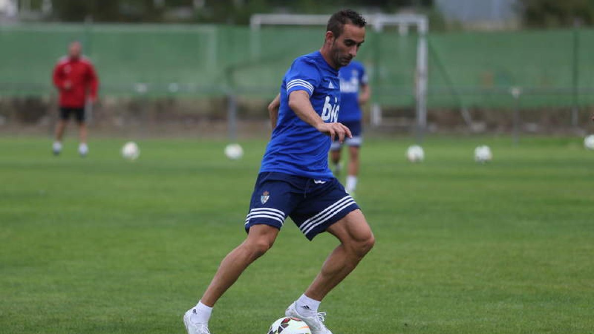 Alberto Aguilar volverá al once de la Deportiva para suplir la baja del lesionado Alan Baró en el centro de la defensa.
