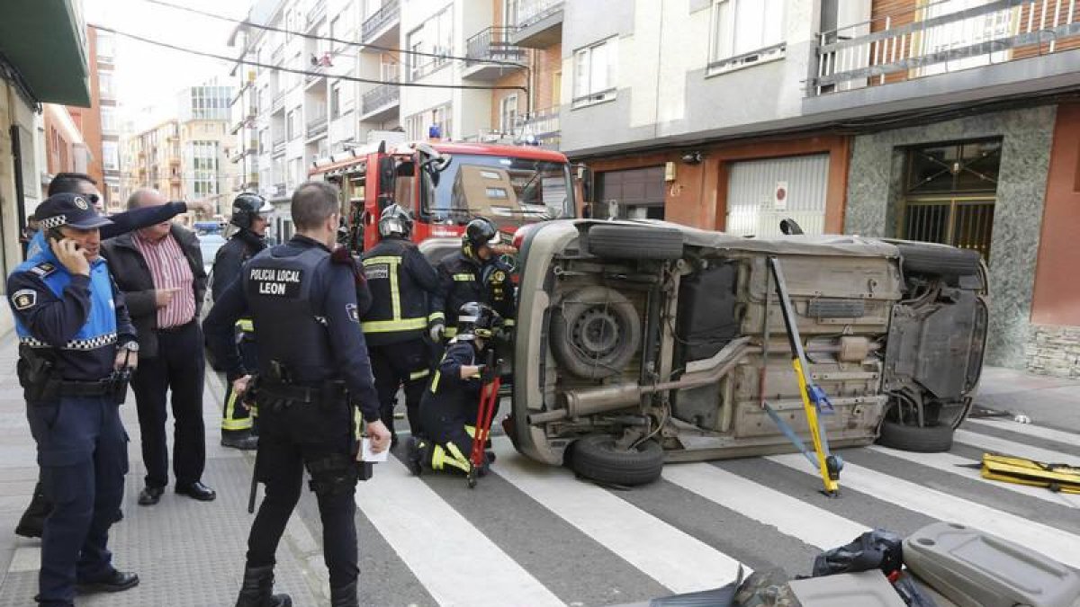 El coche volcado en la calle Cipriano de la Huerga.
