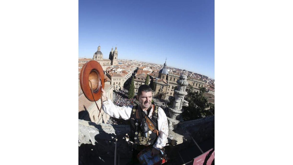 Ángel Rufino ‘El Mariquelo’ saluda desde lo alto. J. M. GARCÍA